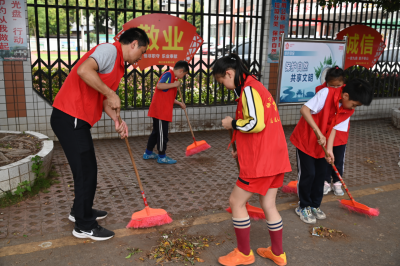 梅江区西郊街道开展爱国卫生月志愿服务活动