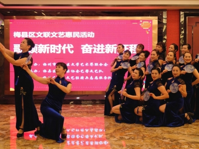 梅县区新县城活跃着艺馨文艺队，带动老年人活出花样年华！