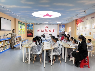 她的这堂国防教育课，精彩！