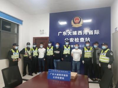 过检查站时乘客神色慌张，果然有问题…