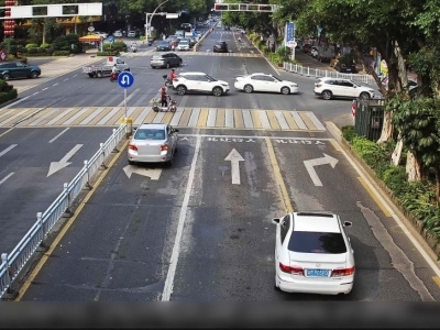 红绿灯路口压实线、随意变道？这些人被曝光了...