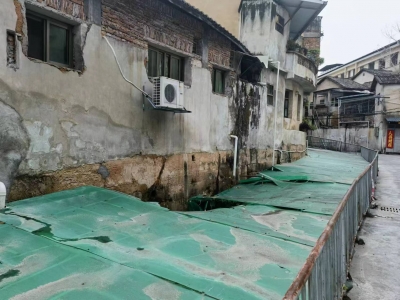 暴雨后，梅城这条河的水位猛涨，防臭盖板被冲垮！居委会回应...