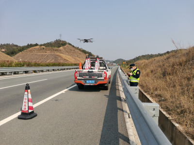 他们以路面联巡+无人机航巡保障路面安全畅通！