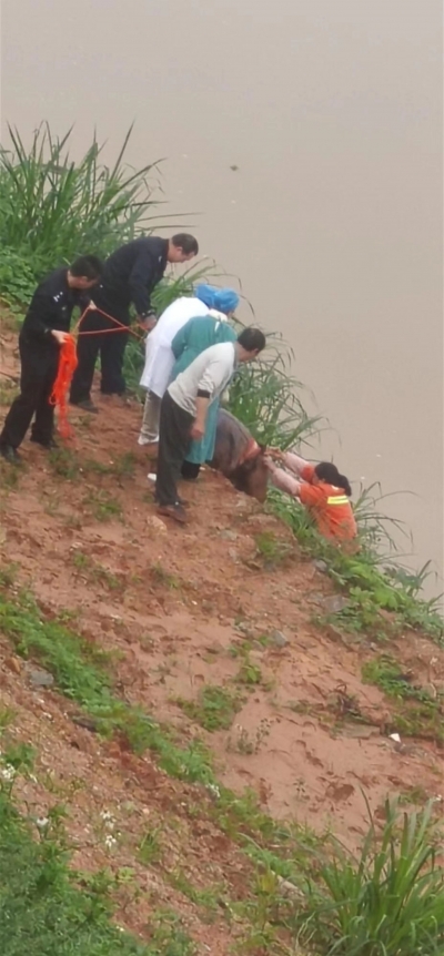 “有人跳河！”五华华城环卫工人勇救跳河轻生女子