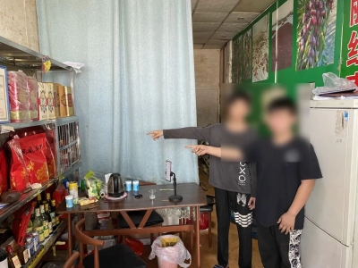 竟然钻店铺玻璃门缝行窃！店家，防盗要注意了