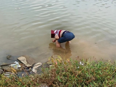 岸边违禁垂钓，越栏下河捞螺！梅城芹洋半岛滨水湿地公园存在不文明现象