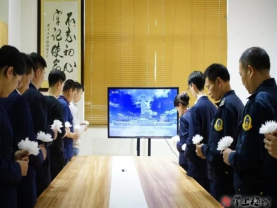 巧手折花寄哀思，悼念英烈缅忠魂