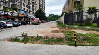 梅城元城小学附近路难行！道路高低不平，夜晚漆黑无路灯