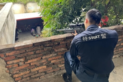 疯牛失控闯入村民家，民警果断开枪！