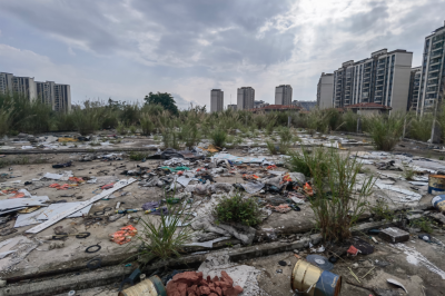 工地板房撤走多时，却留下一地凌乱…这个小区外围的垃圾有人清理吗？