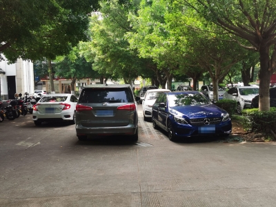 五一假期我市迎来出游高峰，景区不文明现象时有出现