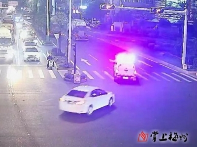 男子口鼻血流不止，交警紧急护送就医