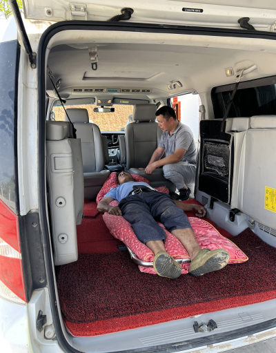 五华村民修果树时踩空摔断多根肋骨，命悬一线！这位快递小哥帮了大忙！