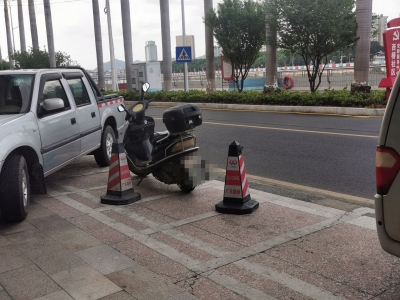 “花式”占车位，车主真闹心！梅城多地存在杂物霸占公共停车位乱象