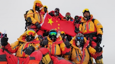 我国科考队员登顶珠峰 开展多项科学考察   