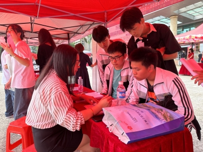 足不出户找工作！2023 梅州市“直播带岗”进校园活动走进市技师学院