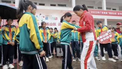 奥运冠军冼东妹亲自教授柔道！广东体彩“情系山区 送书助学”活动首站在五华开启