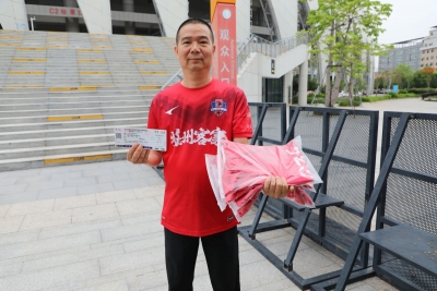 一场球定下“鱼生之约”！潮州球迷身份证失而复得，组委会赠票相约五华