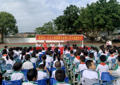 平远两所小学获赠230套新桌凳