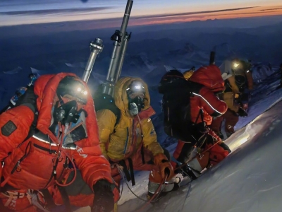 祝贺！我国科考队员登顶珠峰成功