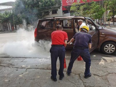 轿车开到油站边，轮胎竟“发火”！中石化油站员工10秒快速处置！