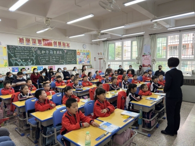 “家校联结”共育时代新人！梅江区客都小学开展家长开放日活动