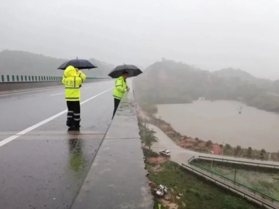 24小时，总能第一时间赶往现场！这些人，是车流中的逆行者…