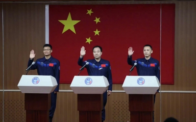 现场视频！“神十六”航天员集体亮相