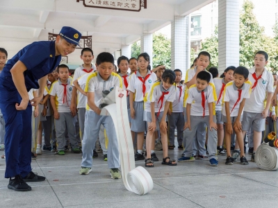 消防员过来带你玩！梅州消防宣传教育活动走进江南育才小学
