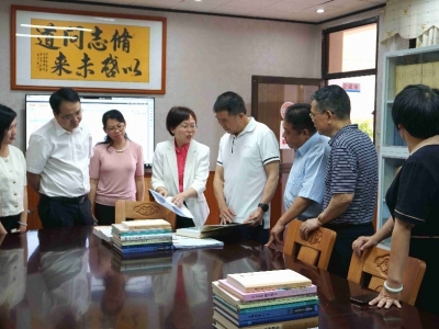 省方志办一行来梅调研地方志和驻镇帮镇扶村工作