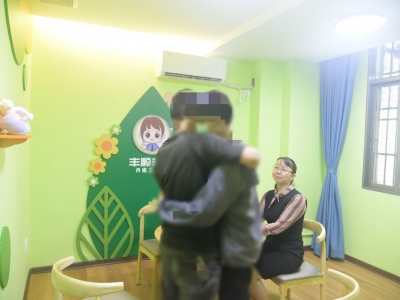 这一抱，打破父子间的隔阂！丰顺县检察院这样帮助修复亲子关系