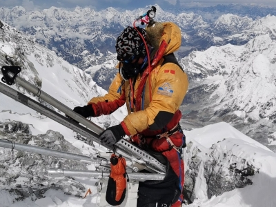 2023“巅峰使命”珠峰科考科考登山队员成功登顶！