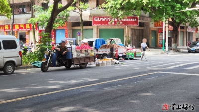 梅城鸿利路和老机场路有摊档乱摆放，影响市容存隐患