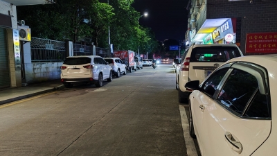 梅城鸿都路夜间车辆乱停放造成道路狭窄