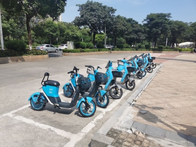 梅城一小区外围停车乱象频发，市民盼调整规划公用车位