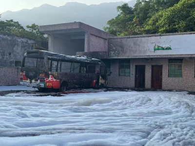 突发！丰顺一公交车自燃，浓烟滚滚！