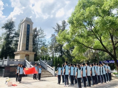 团梅江区委组织开展“学习二十大、永远跟党走、奋进新征程”入团仪式 