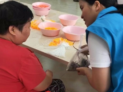 粽香里面过端午 敬老爱残情深深！大埔县百侯镇社工站开展端午节包粽子和大扫除志愿服务活动