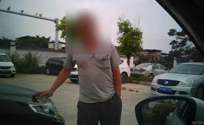 事发梅江区新峰路，一男子占用公共区域收取停车费被行拘