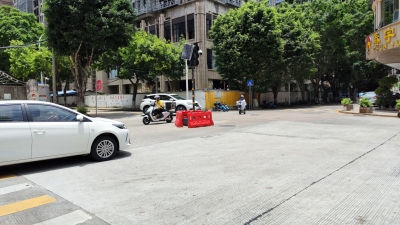 梅城鸿通路一临时红绿灯损坏，本报记者介入后相关部门已及时处理