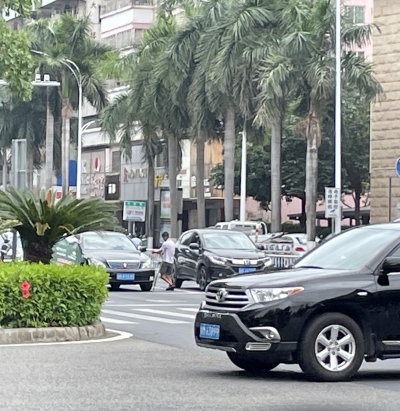 穿行车流敲击车窗…梅城一处路口又现“红灯乞讨”