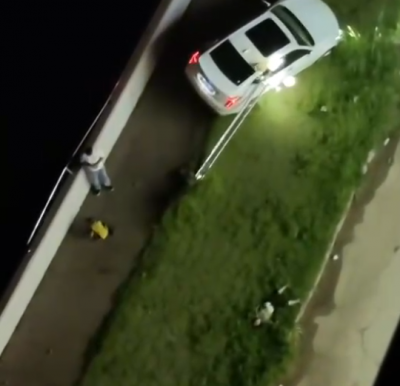 轿车突然冲上河堤，两名路人被撞！