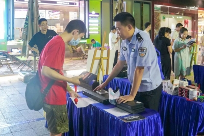 梅江警方开展“全民反诈，你我同行”宣传活动