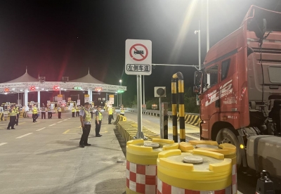 华陆高速开展夜间多部门突击联合执法