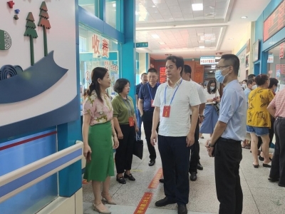 梅江区人大常委会组织人大代表视察医保政策落实情况