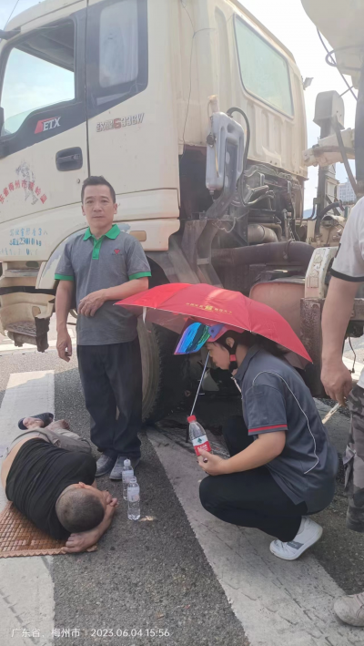 “快来救人啊！”蕉岭一男子被困水泥罐车底，她“摇”来数名快递小哥帮忙…