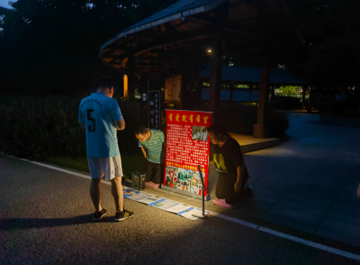 “救儿”还是行骗？公园内又见有人下跪乞讨！谁来管管？