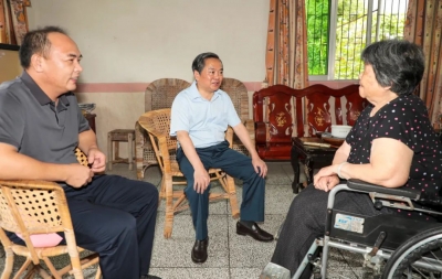 温助民“七一”前夕走访慰问老党员