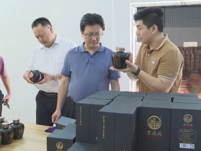 刘鸿涛深入蓝坊镇调研：擦亮特色，做优品牌，推动酒产业高质量发展