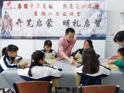 丰顺县潭江镇官下村：让“星期六公益课堂”点亮孩子多彩假期！